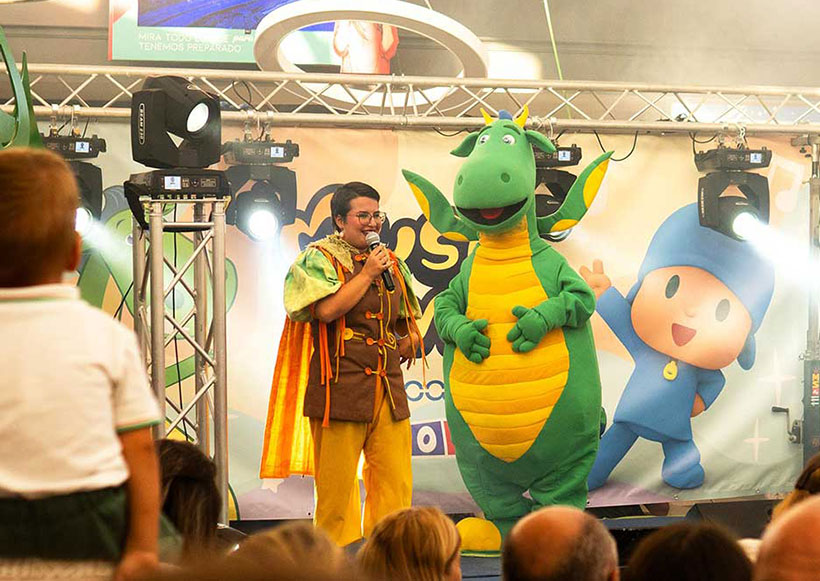 Espectáculo con Mon el Dragón